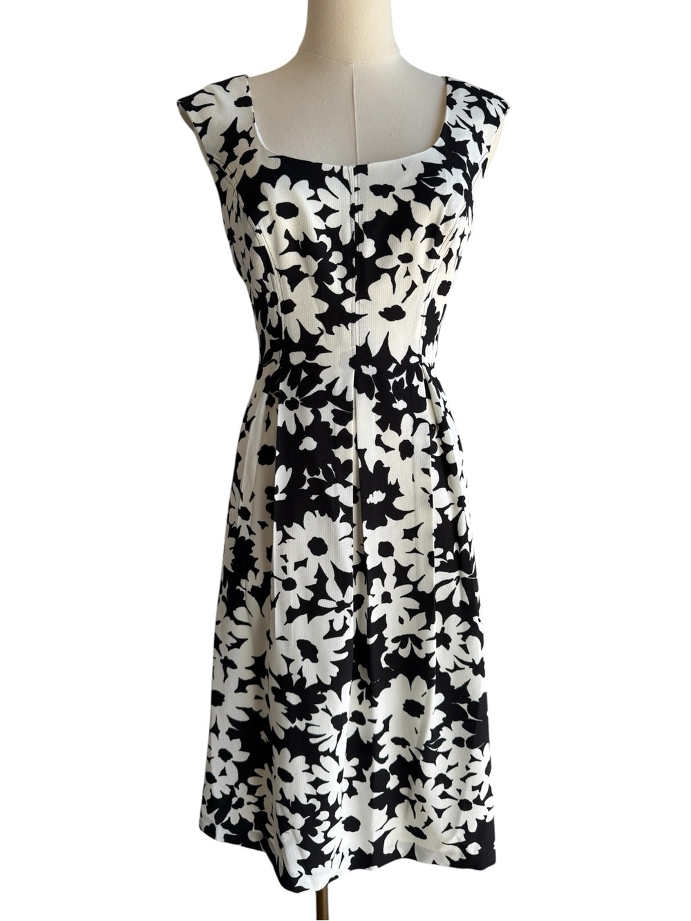 Classy Floral Fit & Flare Dress Sz 6 Black White Sleeveless Sundress Timeless